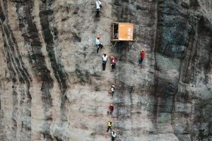بالصور| أغرب متجر صيني معلق لمتسلقي الجبال