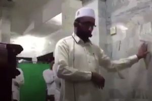 شاهد.. رد فعل إمام مسجد أثناء زلزال إندونيسيا