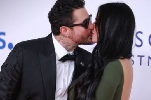 قبلة أحمد الفيشاوى لزوجته تشعل السوشيال ميديا