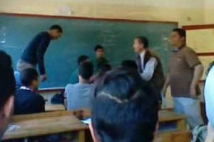 طالب يضرب مدرسة بالقلم فى أسيوط