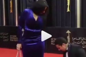 بالفيديو..أحمد الفيشاوى يقع فى موقف محرج بسبب فستان زوجته