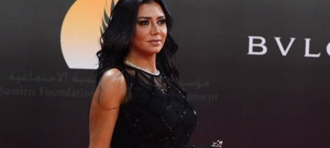 سعر فستان رانيا يوسف يثير الجدل على السوشيال ميديا