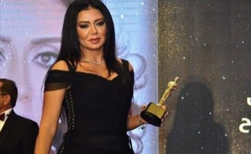 بالفيديو .. مكافأة رانيا يوسف على الفستان الفوز بجائزة الإبداع