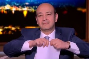 بالفيديو .. عمرو أديب يلطم على الهواء ويقطع الورق