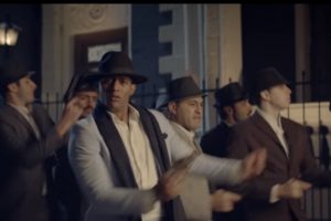 بالفيديو .. محمد رمضان يرقص الأجانب على مافيا