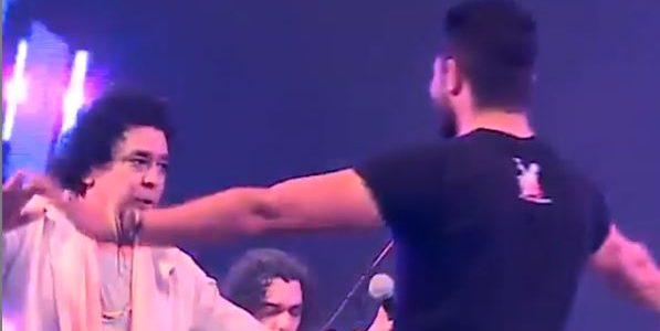 بالفيديو.. هجوم على محمد منير بسبب تصرفه مع هذا الشاب