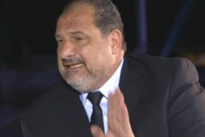 بالفيديو .. كلاب خالد الصاوى ترحب به على طريقتها