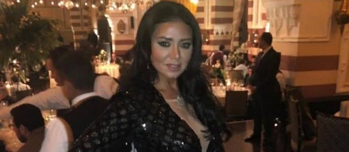 شاهد .. رانيا يوسف ترتدى فستان جرئ على طريقة مهرجان القاهرة السينمائى