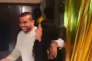 بالفيديو .. رقصة عمرو دياب مع دينا الشربينى فى عيد ميلادها بحضور والديها