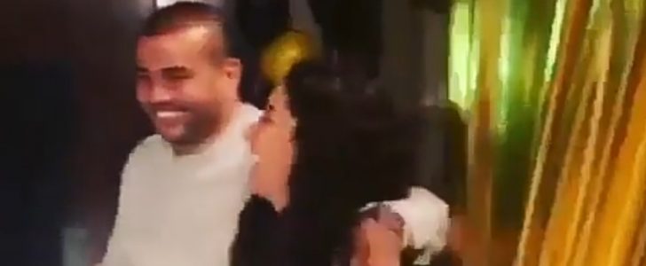 بالفيديو .. رقصة عمرو دياب مع دينا الشربينى فى عيد ميلادها بحضور والديها