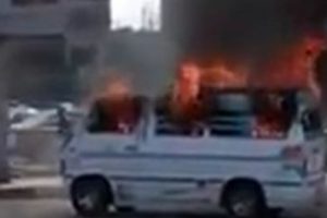 بالفيديو .. سائق يشعل النار فى سيارته الميكروباص بأكبر ميادين سوهاج