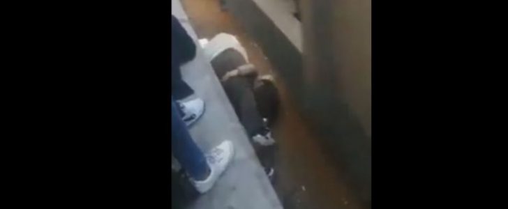 بالفيديو.. أب يلقي بنفسه تحت عجلات القطار لانقاذ نجلته